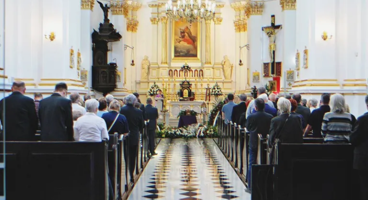 Son Arrives at Dad’s Funeral in Bright Suit Smiling, Priest Stops the Ceremony – Story of the Day